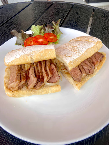 Opinii despre Maybelle's Coffee Garden - Restaurant & Cafe în อำเภอเมืองภูเก็ต - การบริการอาหารและที่พัก