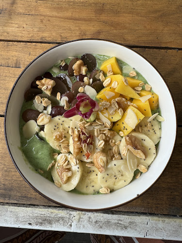 Opinii despre ไวบส์ แอท ราไวย์ บีช în อำเภอเมืองภูเก็ต - การบริการอาหารและที่พัก