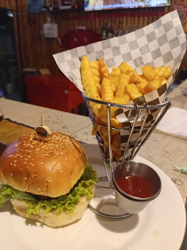 Chalong Pier Restaurant & Sports Bar - การบริการอาหารและที่พัก