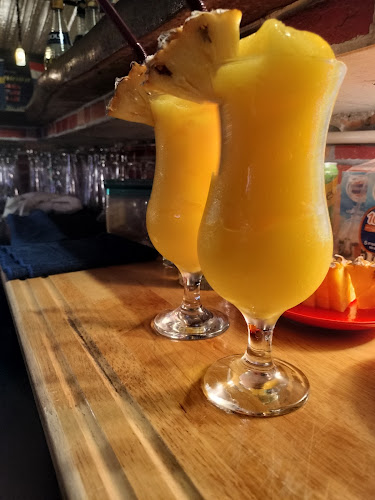 MoonRockBar Kamala Beach - การบริการอาหารและที่พัก