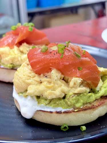 Lalanta Cafe & Restaurant - การบริการอาหารและที่พัก