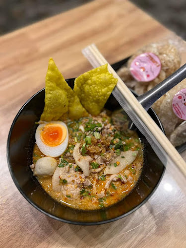 ก๋วยเตี๋ยวต้มยำเข้าเส้น - Khaozen noodles - การบริการอาหารและที่พัก