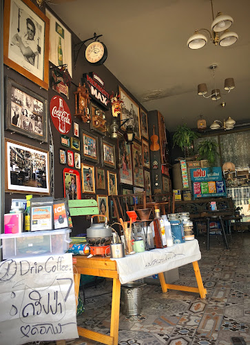 Opinii despre ดริปป่าหัวใจดอกไม้ x อยู่กับก๋ง DripCoffee&Muta Slowbar în อำเภอศรีราชา - การบริการอาหารและที่พัก