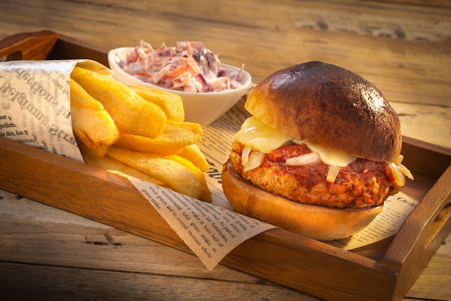 Opinii despre Hemingways (Jomtien) Restaurant & Bar în อำเภอบางละมุง - การบริการอาหารและที่พัก