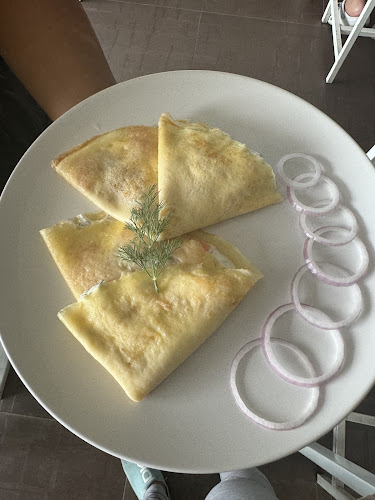 ไวบส์ แอท ราไวย์ บีช - การบริการอาหารและที่พัก