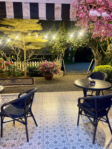 Opinii despre Maybelle's Coffee Garden - Restaurant & Cafe în อำเภอเมืองภูเก็ต - การบริการอาหารและที่พัก
