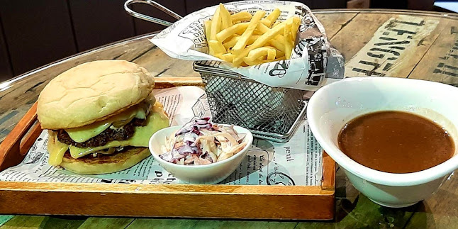 Hemingways (Jomtien) Restaurant & Bar - อำเภอบางละมุง