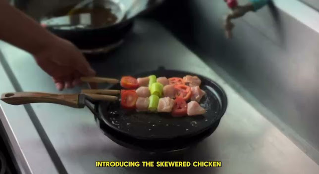 4 Monkeys Cafe & Restaurant @Karon - การบริการอาหารและที่พัก