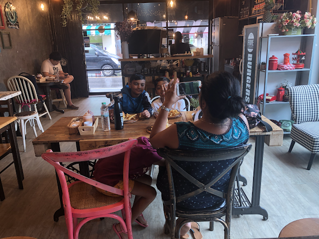 FIVE Loaves Burgers & Cafe’ - การบริการอาหารและที่พัก