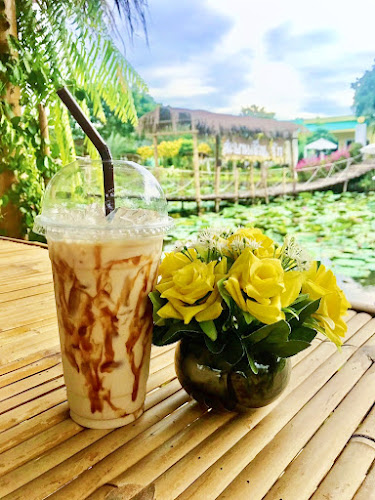 ร้านกาแฟอิงสวน ณ บางพลี คาเฟ่ในสวนสวยริมบ่อบัว - การบริการอาหารและที่พัก