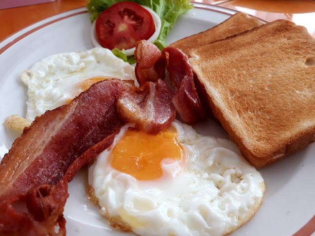 Mr. ต้มยำกุ้ง (Mr. Tom Yum Goong) - การบริการอาหารและที่พัก