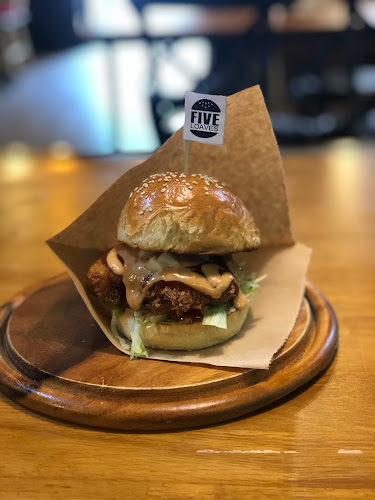 Five Loaves Burger :Patong - การบริการอาหารและที่พัก
