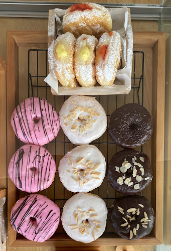 Khunya Donut | โดนัทนมสดคุณหยา - การบริการอาหารและที่พัก