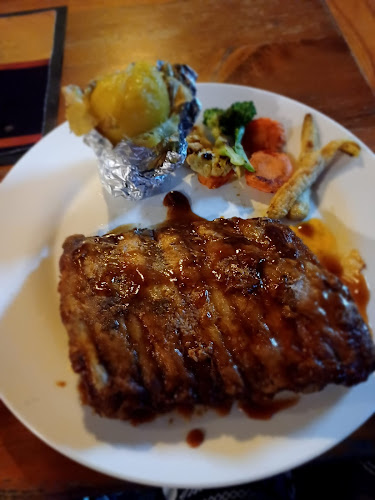 Chalong Pier Restaurant & Sports Bar - การบริการอาหารและที่พัก