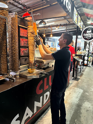 Sandwich Club - การบริการอาหารและที่พัก