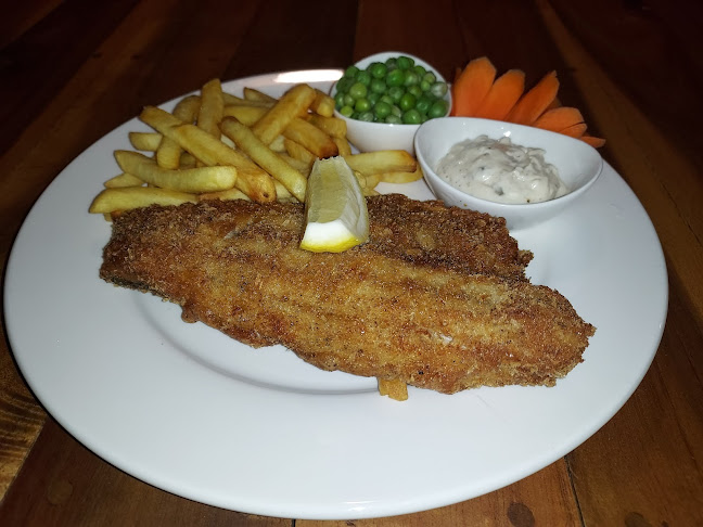 Opinii despre Chalong Pier Restaurant & Sports Bar în อำเภอเมืองภูเก็ต - การบริการอาหารและที่พัก