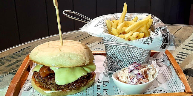 Hemingways (Jomtien) Restaurant & Bar - การบริการอาหารและที่พัก