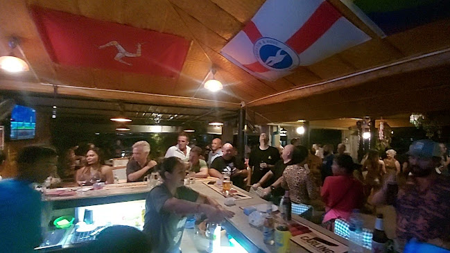 Chalong Pier Restaurant & Sports Bar - การบริการอาหารและที่พัก