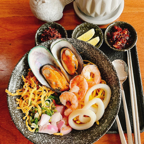 ร้านอาหาร ข้าวซอย รุ่งเรือง - การบริการอาหารและที่พัก