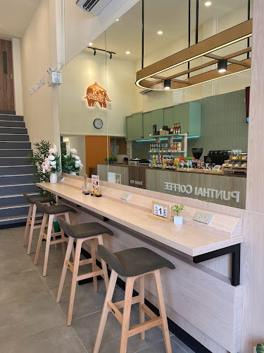 Punthai Coffee สาขาสี่มุมเมือง - การบริการอาหารและที่พัก