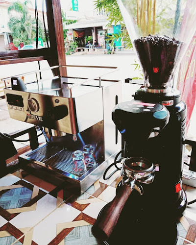 เย็นตาโฟ ติดแอร์ - การบริการอาหารและที่พัก