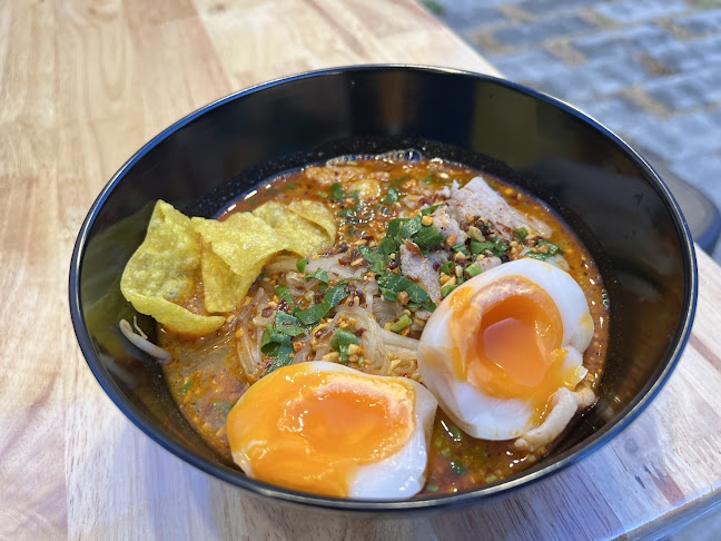 ก๋วยเตี๋ยวต้มยำเข้าเส้น - Khaozen noodles - การบริการอาหารและที่พัก