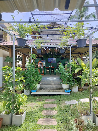 ไวบส์ แอท ราไวย์ บีช - การบริการอาหารและที่พัก