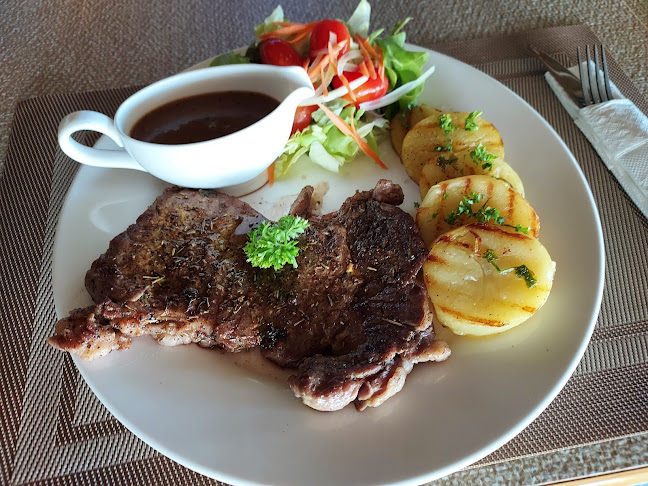 Opinii despre Chalong Pier Restaurant & Sports Bar în อำเภอเมืองภูเก็ต - การบริการอาหารและที่พัก