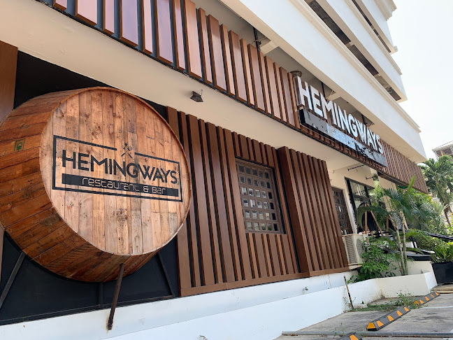 Hemingways (Jomtien) Restaurant & Bar - การบริการอาหารและที่พัก