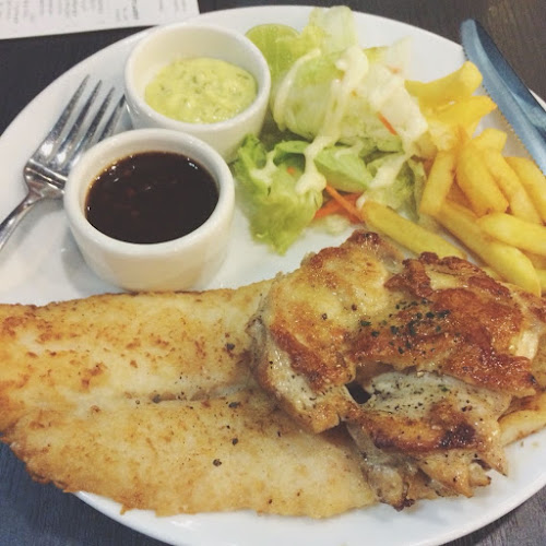 4 Monkeys Cafe & Restaurant @Karon - การบริการอาหารและที่พัก