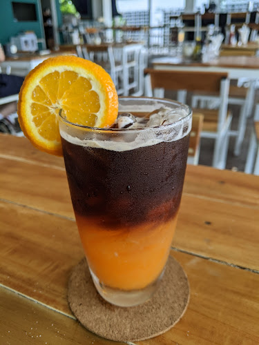 ไวบส์ แอท ราไวย์ บีช - การบริการอาหารและที่พัก