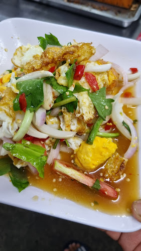 ลาบอุบลตำถาด แม่พิศ แม่พร