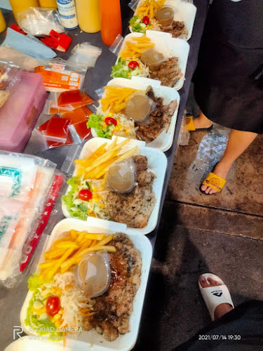 สเต็กดานเฉียง - การบริการอาหารและที่พัก