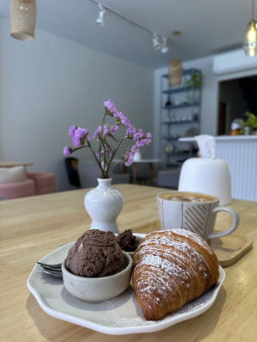 CUP Cafe Rawai - การบริการอาหารและที่พัก