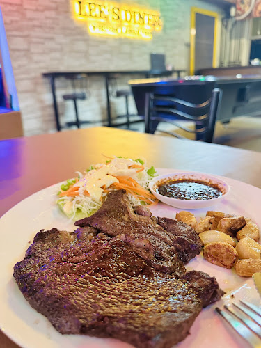 Lee's Diner Pattaya - การบริการอาหารและที่พัก