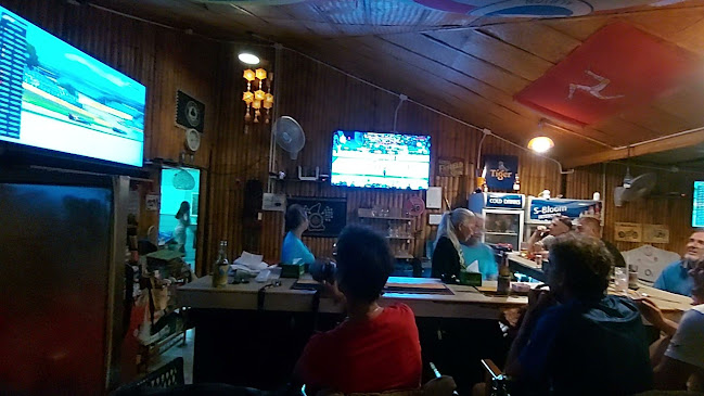 Opinii despre Chalong Pier Restaurant & Sports Bar în อำเภอเมืองภูเก็ต - การบริการอาหารและที่พัก