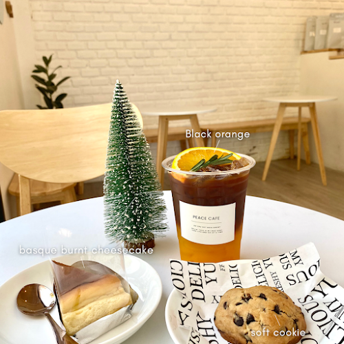 Peace Cafe - การบริการอาหารและที่พัก