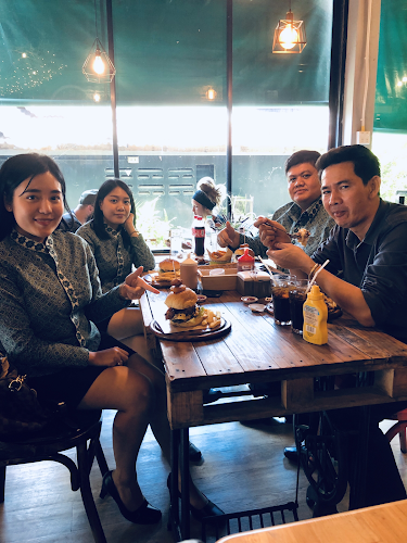 FIVE Loaves Burgers & Cafe’ - เมือง