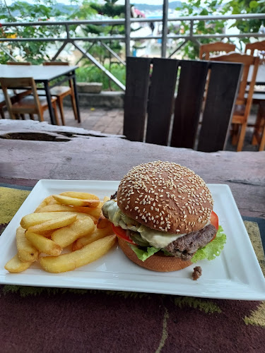 Chalong Pier Restaurant & Sports Bar - การบริการอาหารและที่พัก