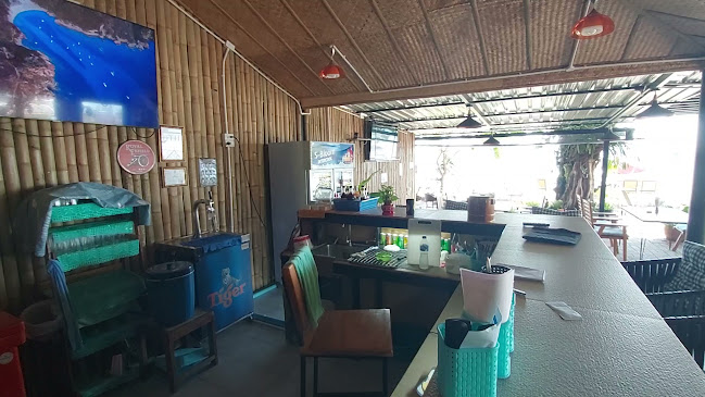 Opinii despre Chalong Pier Restaurant & Sports Bar în อำเภอเมืองภูเก็ต - การบริการอาหารและที่พัก