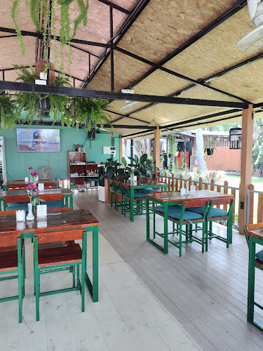 ไวบส์ แอท ราไวย์ บีช - การบริการอาหารและที่พัก