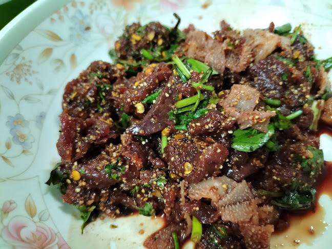 ร้าน ลาบส้มตำชัยภูมิ เจ้าเก่า (สามแยกหัวทะเลโคราช) - การบริการอาหารและที่พัก