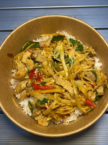 คิดถึงกะเพราบ้านบ้าน - การบริการอาหารและที่พัก