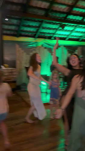 Golden Fish Seafood Restaurant - การบริการอาหารและที่พัก