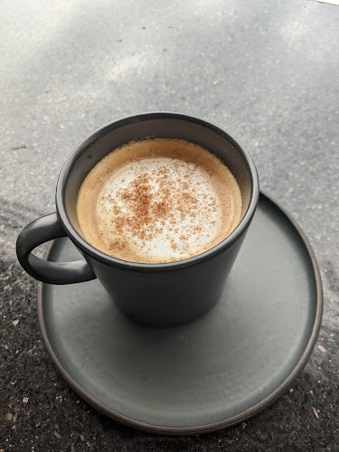 Opinii despre ไวบส์ แอท ราไวย์ บีช în อำเภอเมืองภูเก็ต - การบริการอาหารและที่พัก