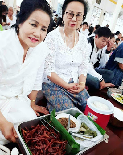 ลาบอุบลตำถาด แม่พิศ แม่พร - การบริการอาหารและที่พัก