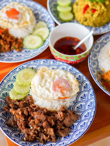 แม่กินรีเกี้ยนทอดภูเก็ต - การบริการอาหารและที่พัก