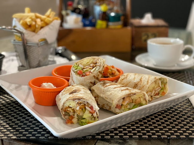 Hemingways (Jomtien) Restaurant & Bar - การบริการอาหารและที่พัก