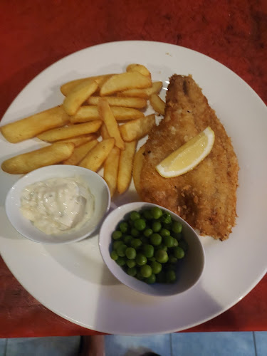 Chalong Pier Restaurant & Sports Bar - การบริการอาหารและที่พัก