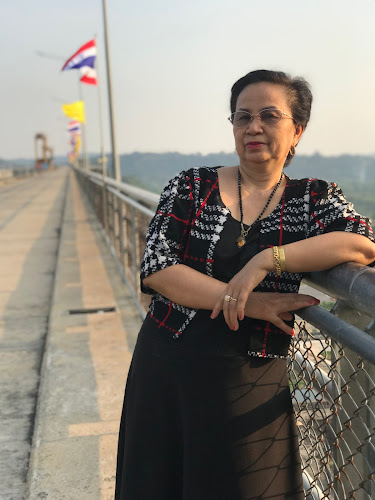 ลาบอุบลตำถาด แม่พิศ แม่พร - การบริการอาหารและที่พัก